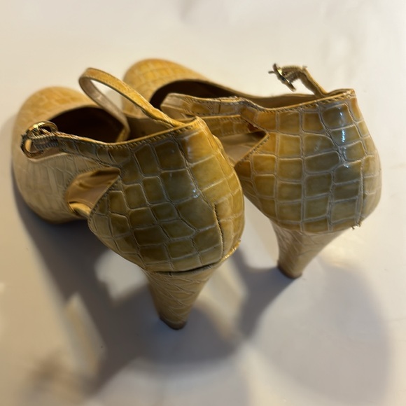 New Directions 3 1/4” heels bone color faux alligator size 8 M - Picture 3 of 8